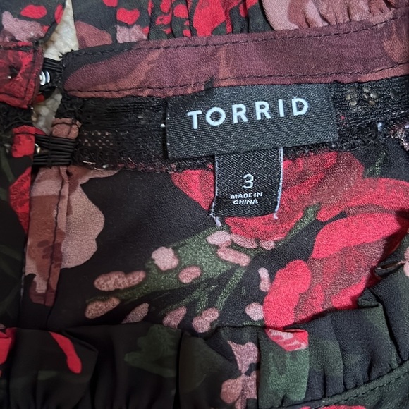 Torrid 3X black floral ruffled shirt sleeve blouse with tiny pleats. - Picture 4 of 9